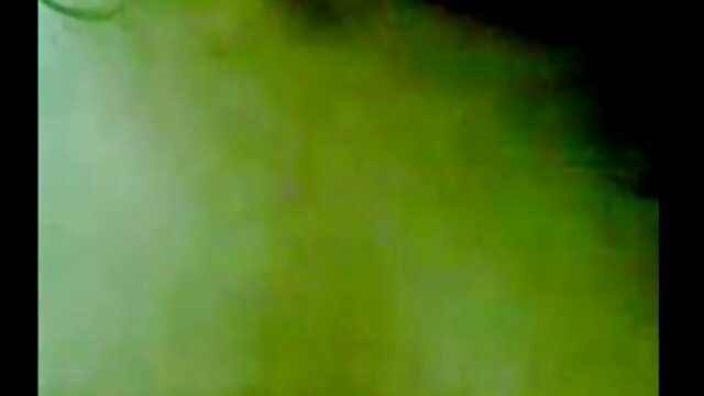 సన్నని బూటీఫుల్ చిక్ సుజీ తెలుగు సెక్సీ వీడియోస్ రెయిన్‌బో డ్యూడ్ చేతులను నొక్కుతోంది