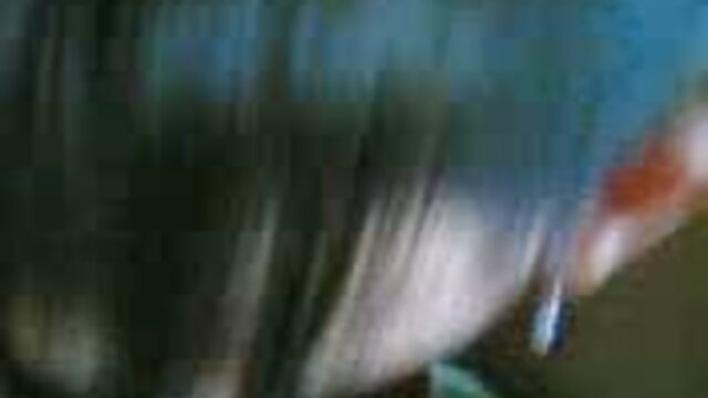 దుష్ట గాయకుడు స్కర్ట్ పైకి లేపి, వెంట్రుకలతో కూడిన పుస్సీని బహిరంగంగా ప్రదర్శిస్తాడు సెక్స్ వీడియోస్ తెలుగు